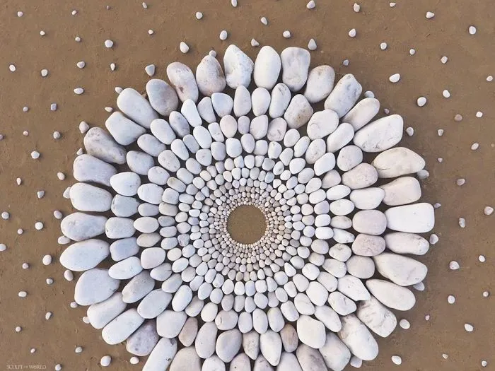 Artist Arranges Stones In Stunning Patterns On The Beach, Finds It Very Therapeutic (30 Pics)