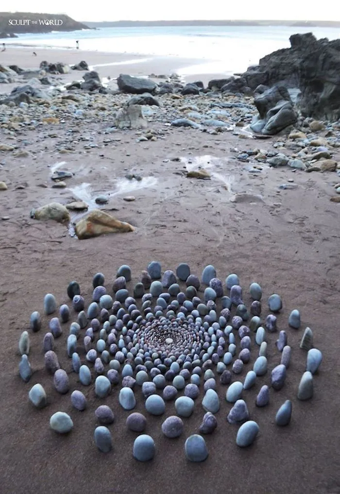Artist Arranges Stones In Stunning Patterns On The Beach, Finds It Very Therapeutic (30 Pics)