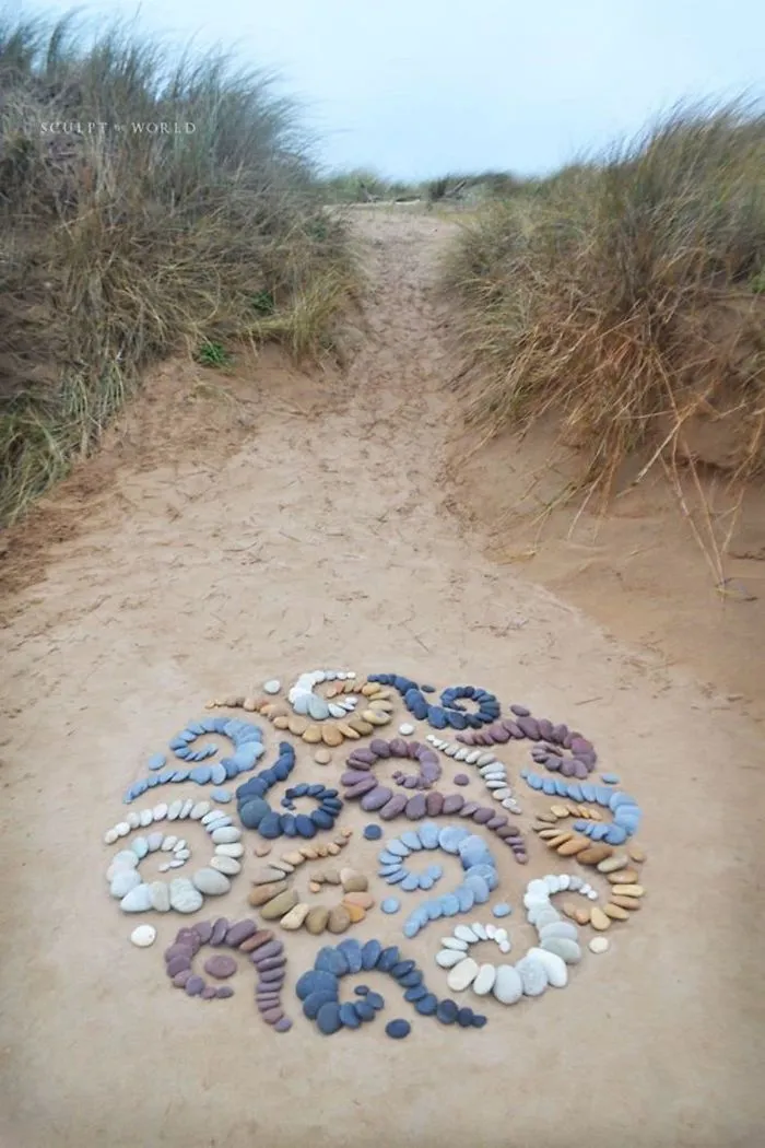 Este artista coloca piedras en la playa en impresionantes patrones, y le resulta terapéutico (30 fotos)