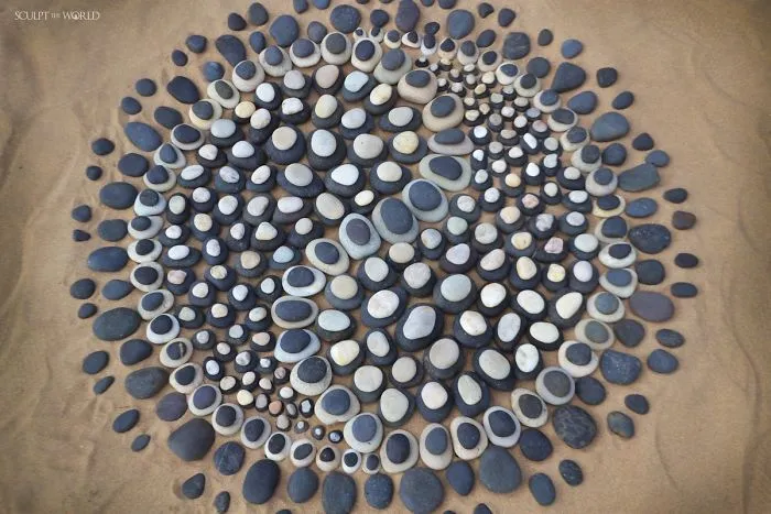 Este artista coloca piedras en la playa en impresionantes patrones, y le resulta terapéutico (30 fotos)