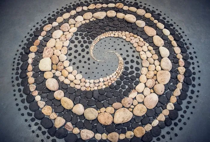 Este artista coloca piedras en la playa en impresionantes patrones, y le resulta terapéutico (30 fotos)