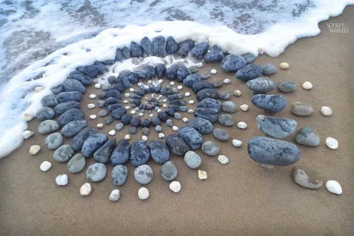 Este artista coloca piedras en la playa en impresionantes patrones, y le resulta terapéutico (30 fotos)