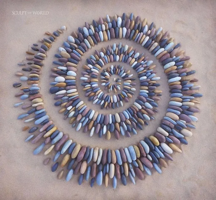 Este artista coloca piedras en la playa en impresionantes patrones, y le resulta terapéutico (30 fotos)