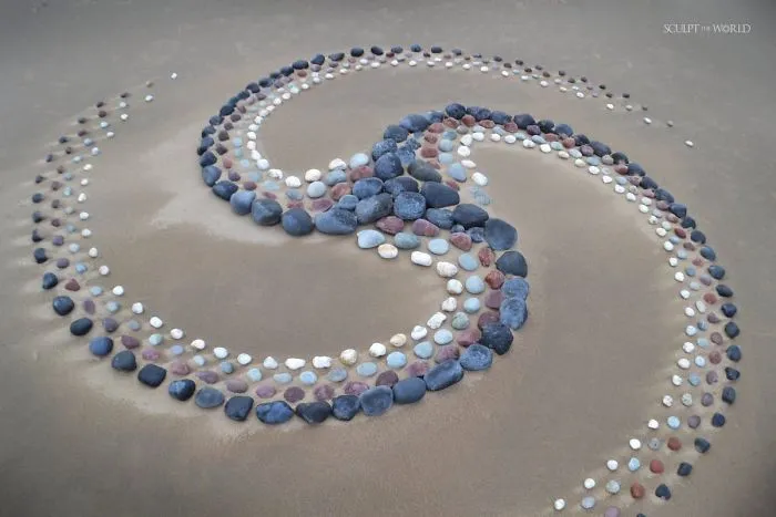 Este artista coloca piedras en la playa en impresionantes patrones, y le resulta terapéutico (30 fotos)