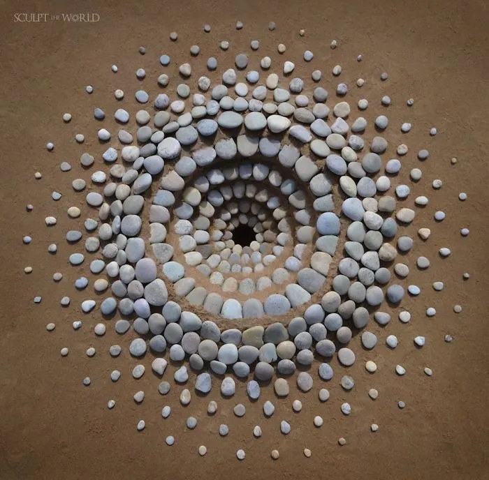 Este artista coloca piedras en la playa en impresionantes patrones, y le resulta terapéutico (30 fotos)