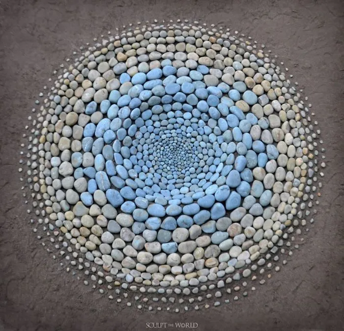 Este artista coloca piedras en la playa en impresionantes patrones, y le resulta terapéutico (30 fotos)