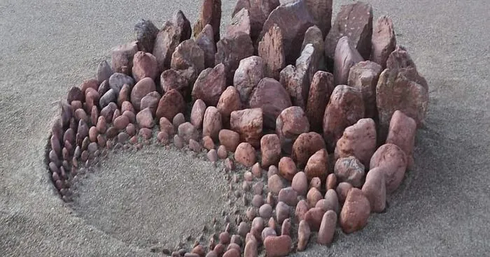 Este artista coloca piedras en la playa en impresionantes patrones, y le resulta terapéutico (30 fotos)