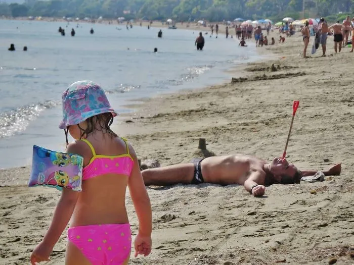 Street Photographer Captures Entertaining Shots, And Here Are 30 Of The Best Ones