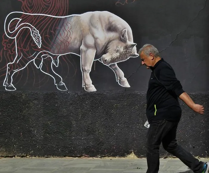 Street Photographer Captures Entertaining Shots, And Here Are 30 Of The Best Ones