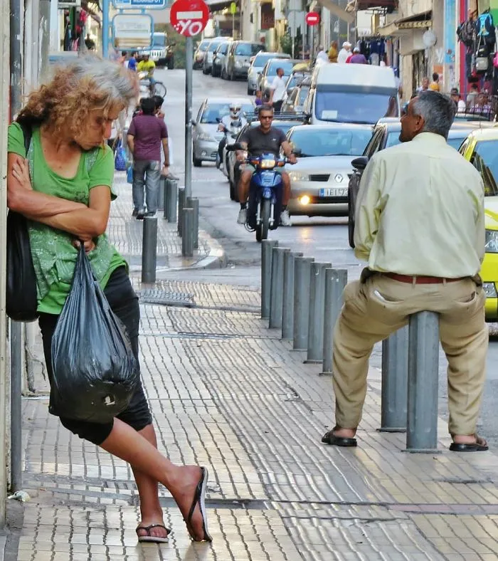 Street Photographer Captures Entertaining Shots, And Here Are 30 Of The Best Ones