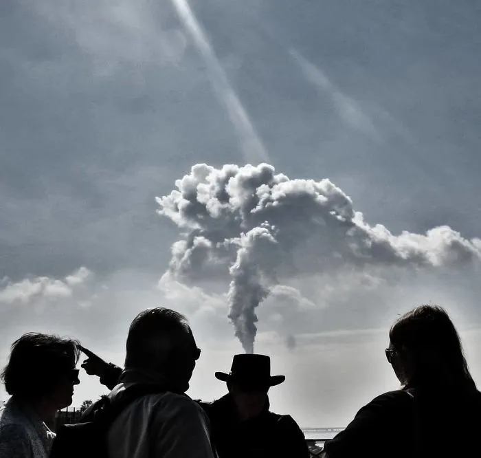 Street Photographer Captures Entertaining Shots, And Here Are 30 Of The Best Ones