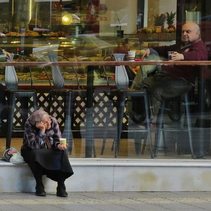 Street Photographer Captures Entertaining Shots, And Here Are 30 Of The Best Ones