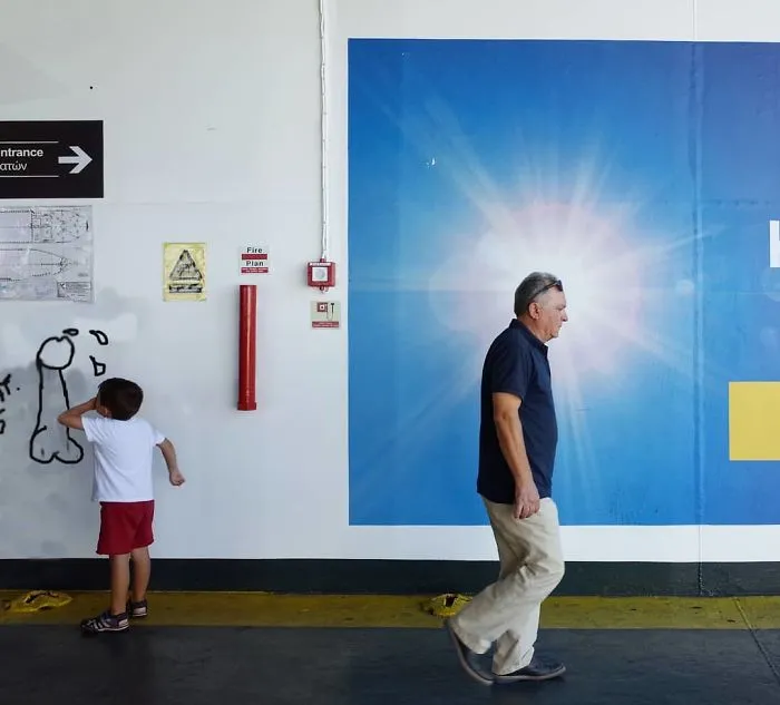 Street Photographer Captures Entertaining Shots, And Here Are 30 Of The Best Ones