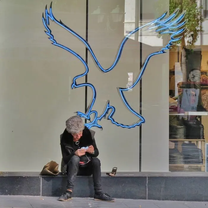 Street Photographer Captures Entertaining Shots, And Here Are 30 Of The Best Ones