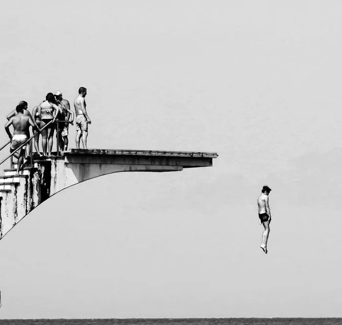 Street Photographer Captures Entertaining Shots, And Here Are 30 Of The Best Ones