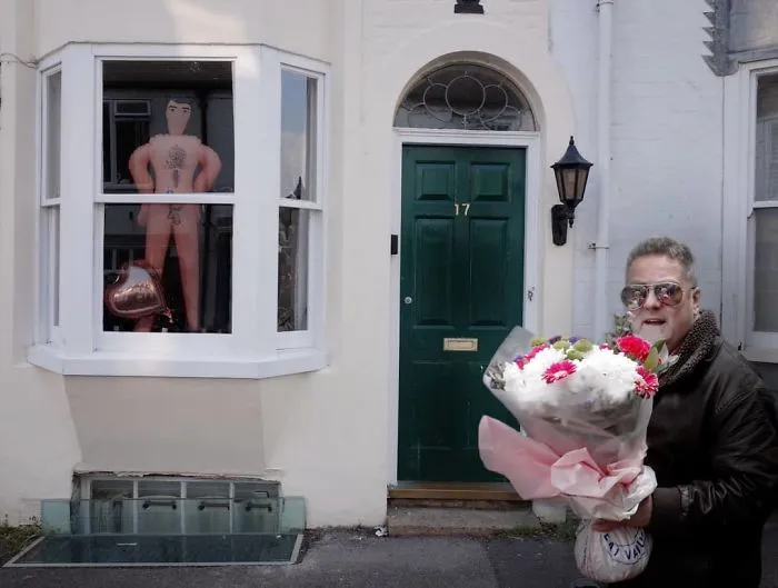 Street Photographer Captures Entertaining Shots, And Here Are 30 Of The Best Ones