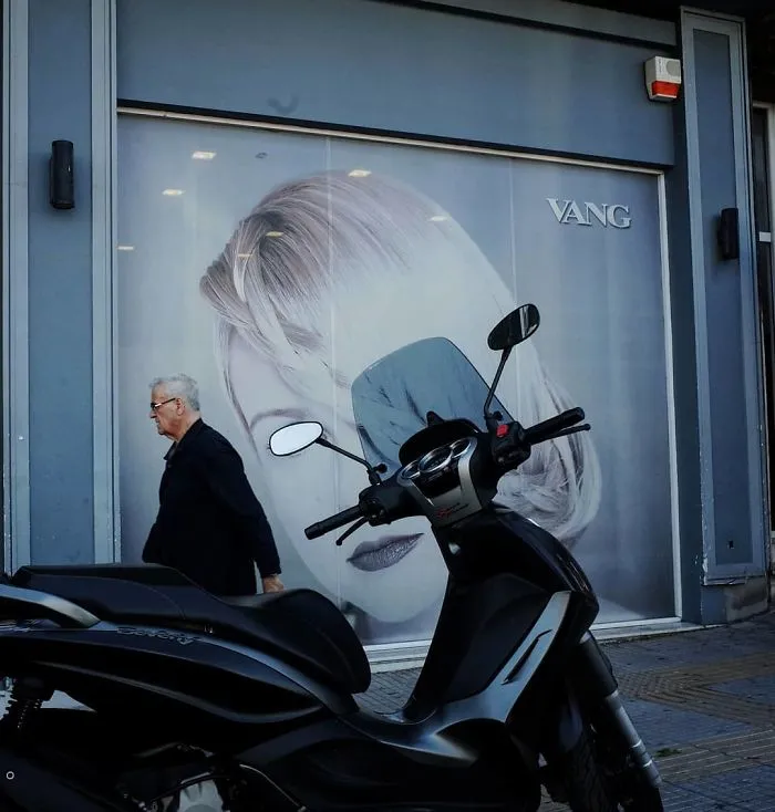 Street Photographer Captures Entertaining Shots, And Here Are 30 Of The Best Ones