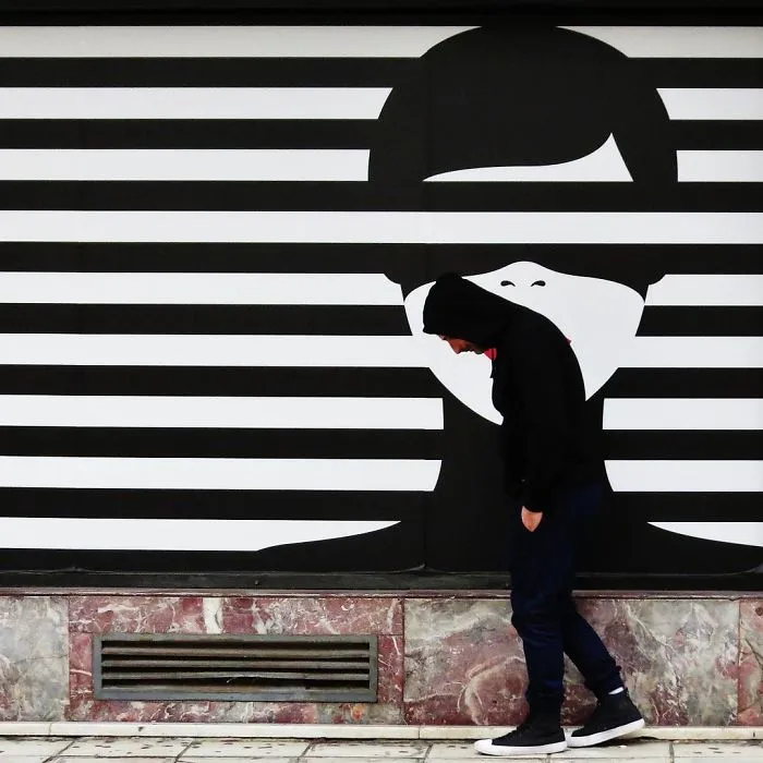 Street Photographer Captures Entertaining Shots, And Here Are 30 Of The Best Ones