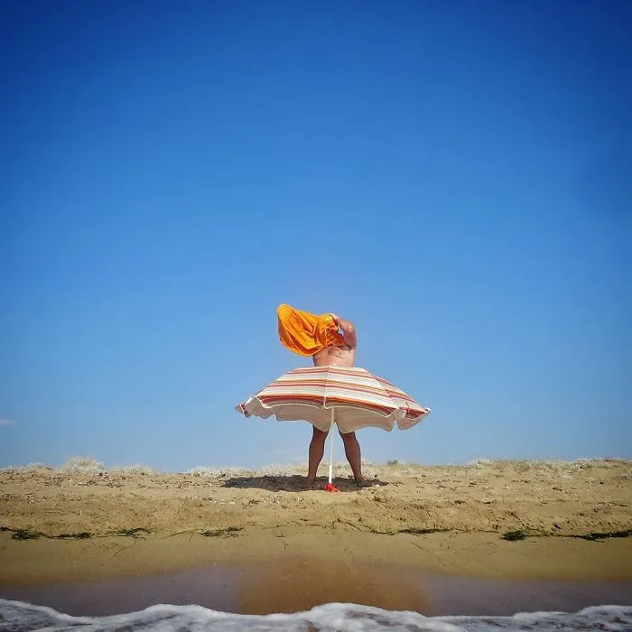 Street Photographer Captures Entertaining Shots, And Here Are 30 Of The Best Ones