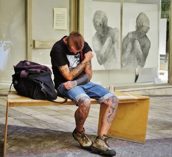 Street Photographer Captures Entertaining Shots, And Here Are 30 Of The Best Ones
