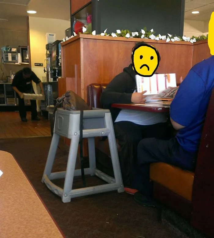 Exigió un asiento para niños y el mozo, confundido, le llevó uno