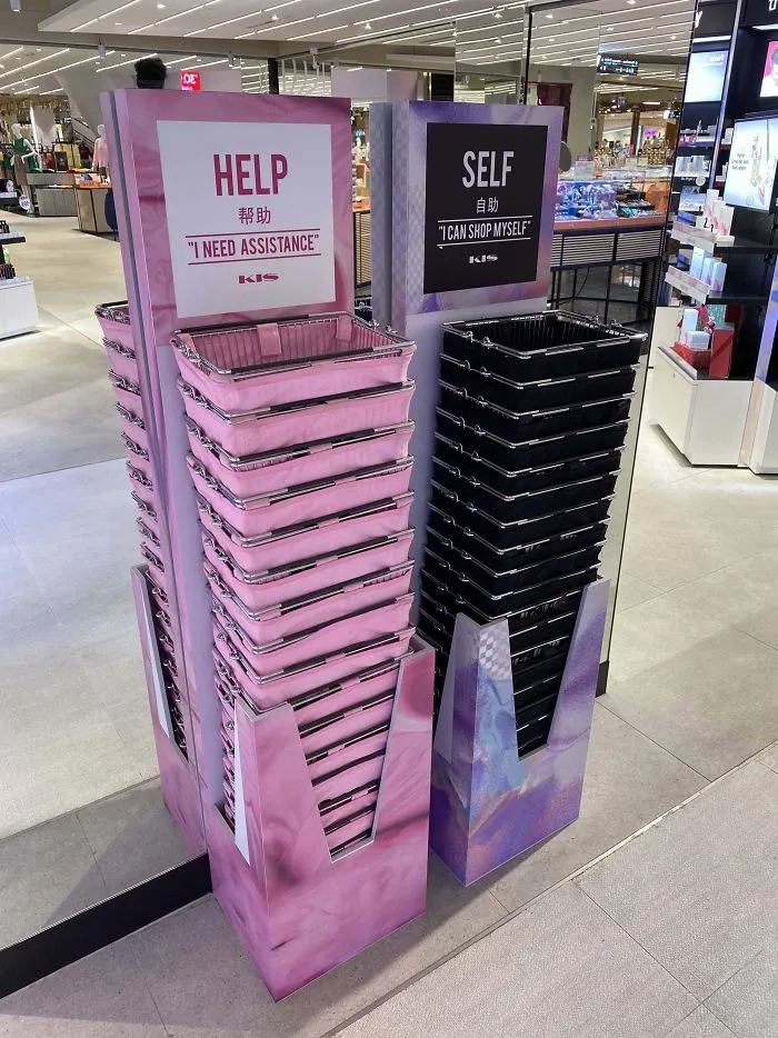 Dos tipos de cesta en una tienda de Bangkok: para los que quieren comprar solos y quienes requieren asistencia