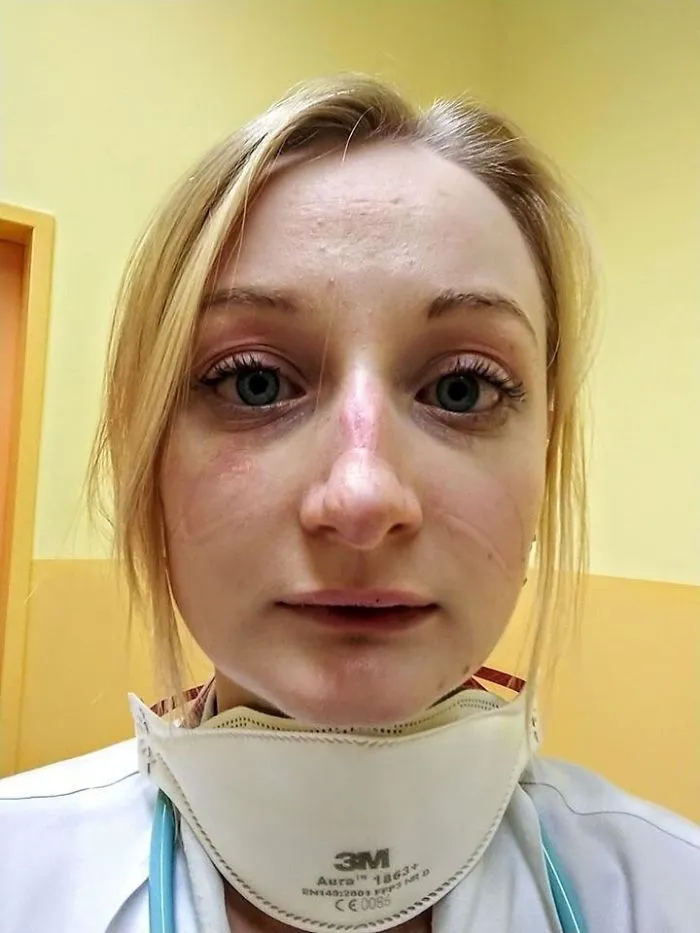 Doctora checa tras un largo turno tratando a pacientes de coronavirus