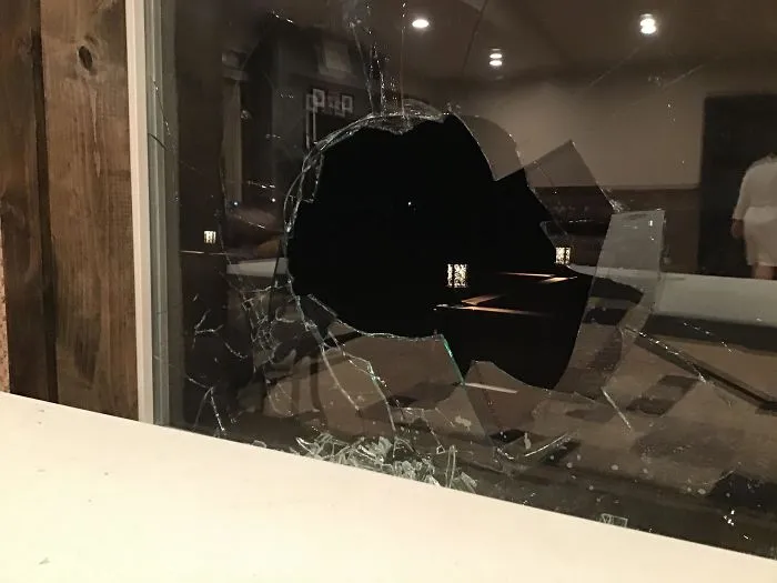 Alguien ha tirado una piedra a mi ventana delantera a las 4 de la mañana