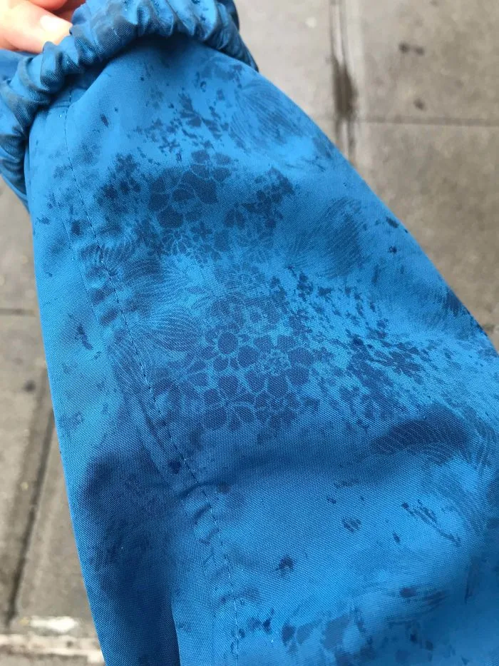Mi impermeable revela un patrón floral cuando se moja