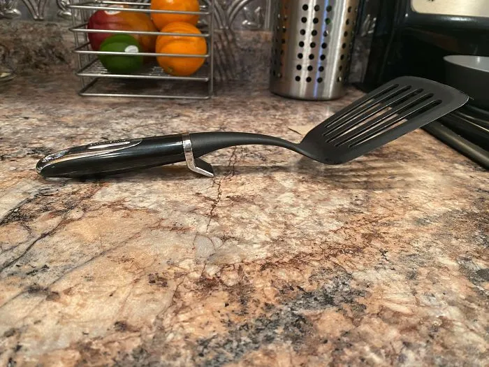 Espátula con soporte para que no toque la encimera