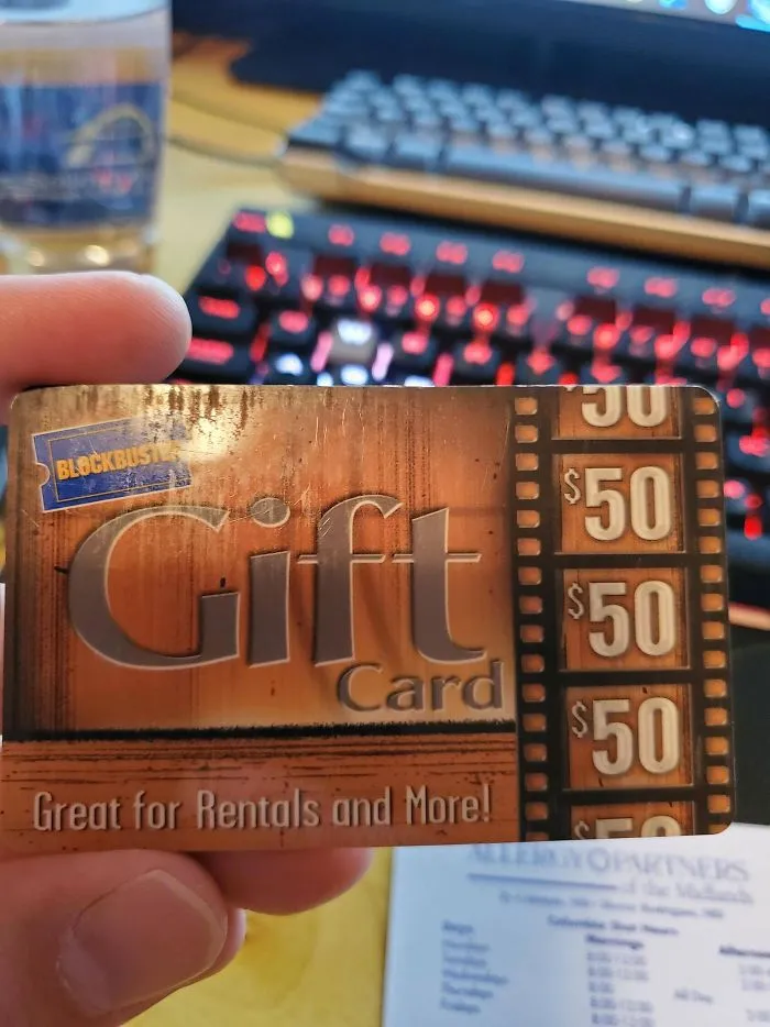 Limpiando la casa durante la cuarentena, encontré una tarjeta regalo de 50$