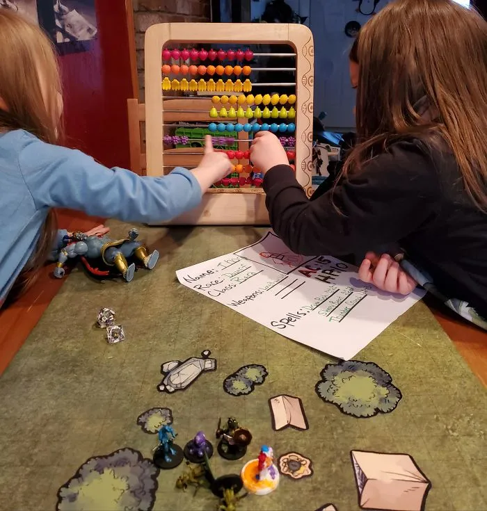 Les he hecho una campaña de Dragones y Mazmorras a mis hijas de 5 y 3 años. Con esto controlas la salud y la iniciativa
