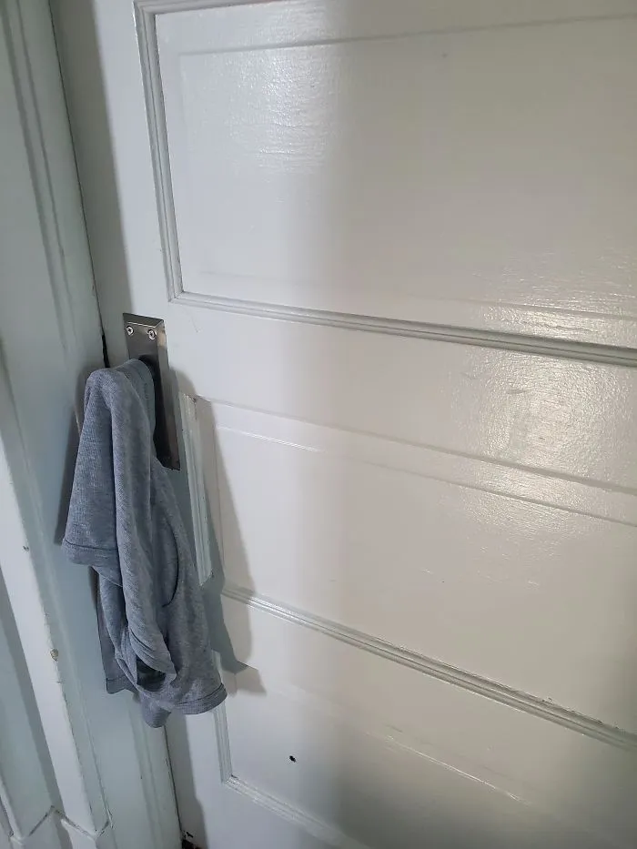 Para que tu hijo no entre mientras trabajas, cuelga ropa interior en el picaporte