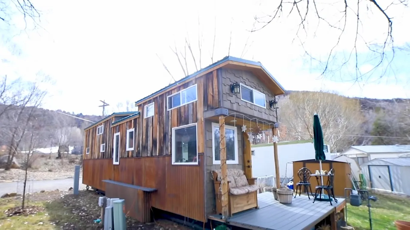 Single Mother By Choice & Two Young Children Live In Gorgeous Tiny Home.
