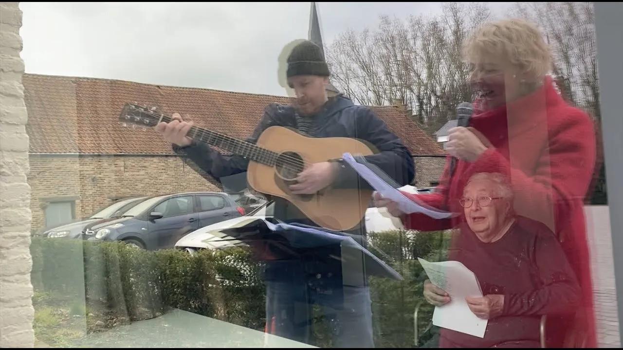 Tears Welled Up At The Corona Quarantine Singalong In Front Of The Windows At Several Retirement Homes
