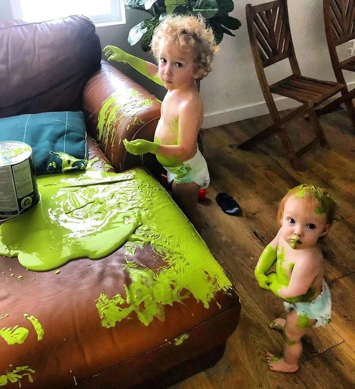 Uso mis lágrimas para limpiar los pegotes de pintura verde