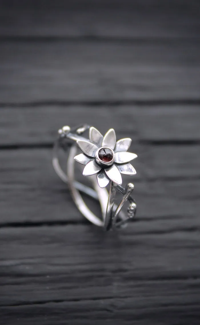 I Make Realistic Plant Jewelry For Nature Lovers