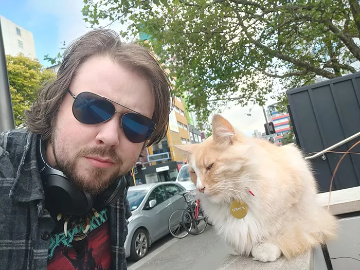 Este grupo de Facebook de 30.000 personas en Nueva Zelanda sirve para hacer fotos de un gato de la zona cada vez que se lo encuentran (30 fotos)