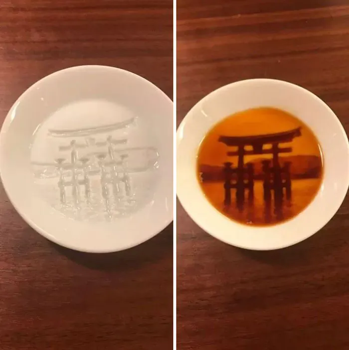 El santuario sintoísta de Itsukushima aparece en el plato cuando se vierte la salsa sobre él