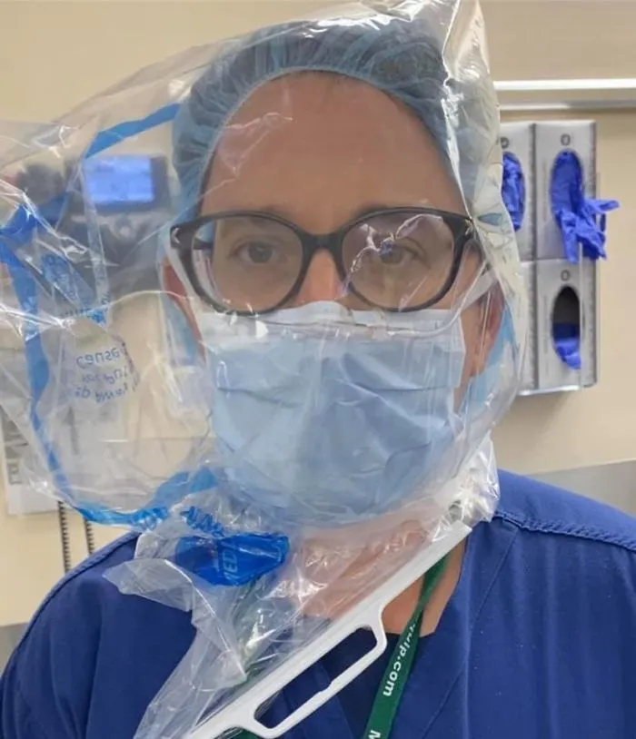 Doctor John Henao, anestesista, improvisando porque se quedan sin EPIs en su hospital