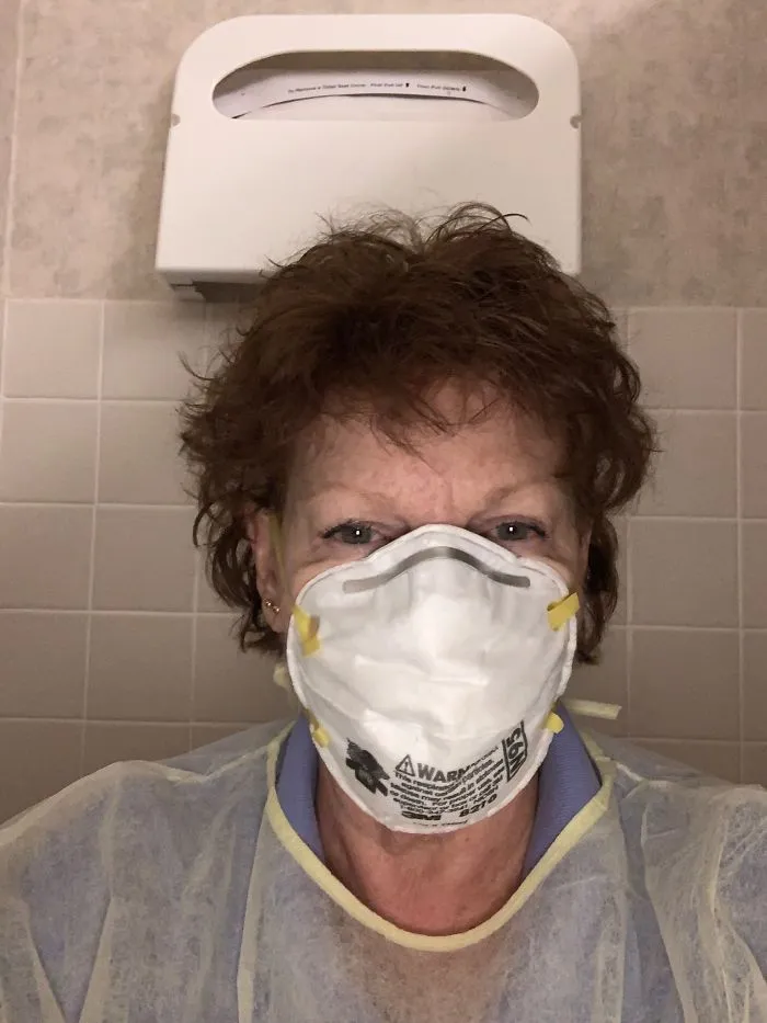 Mi madre tiene 71 años y está examinando a pacientes desde mediodía hasta medianoche. Gracias a las personas que se exponen y pasan por este infierno para que estemos seguros