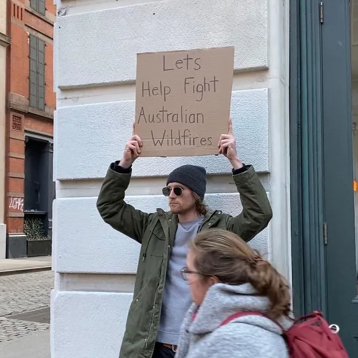 El "hombre del cartel" tiene 5,7 millones de seguidores por decir verdades en público con sus carteles (Nuevas fotos)