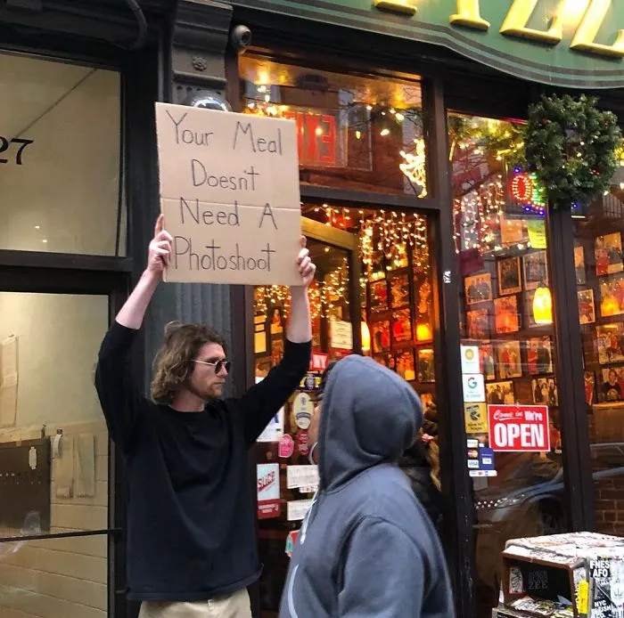 El "hombre del cartel" tiene 5,7 millones de seguidores por decir verdades en público con sus carteles (Nuevas fotos)