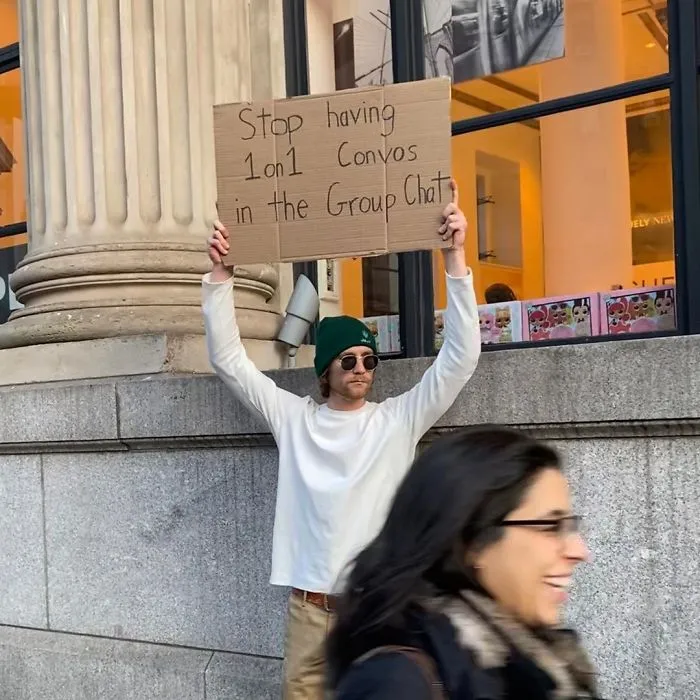 El "hombre del cartel" tiene 5,7 millones de seguidores por decir verdades en público con sus carteles (Nuevas fotos)