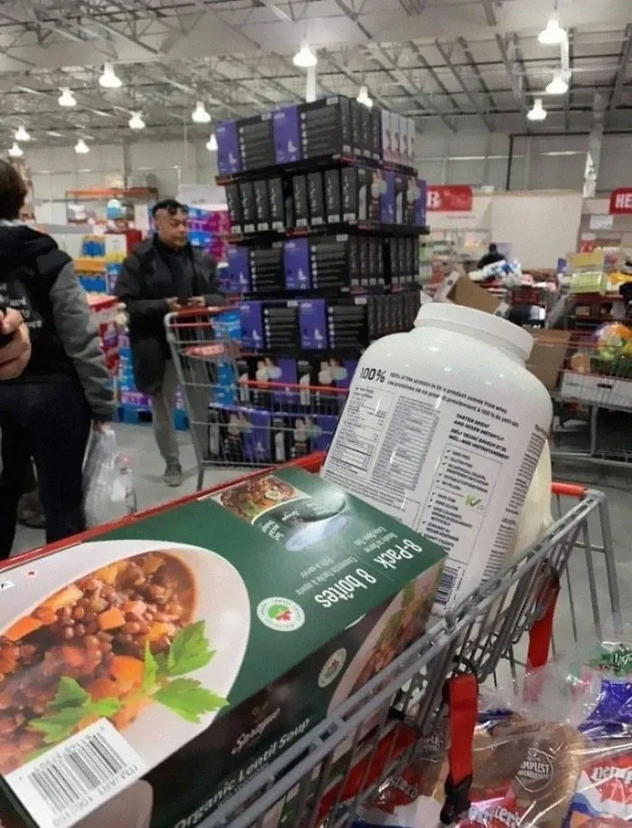 Comprando todos los termómetros de la tienda, presumiendo del dinero que se iba a sacar vendiéndolos