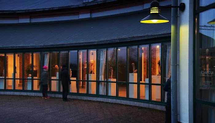 El museo de arte que se cerró por un brote de virus reorganizó la exposición para que se pueda ver desde fuera, de día o de noche. Salo, Finlandia