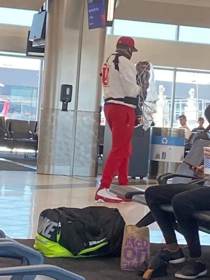 En el aeropuerto de Atlanta, llevando al bebé dentro de un plástico