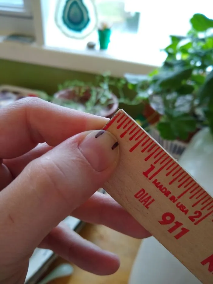 Cosiendo un dobladillo de 1/4 de pulgada y es un rollo estar con la regla midiendo siempre