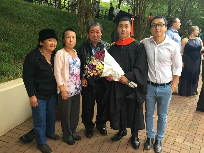 Mi hermano es el primero de mi familia que se gradua y se saca un master. Mi padre no paraba de llorar