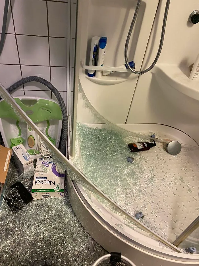 Primer día de cuarentena y se ha roto la mampara de la ducha
